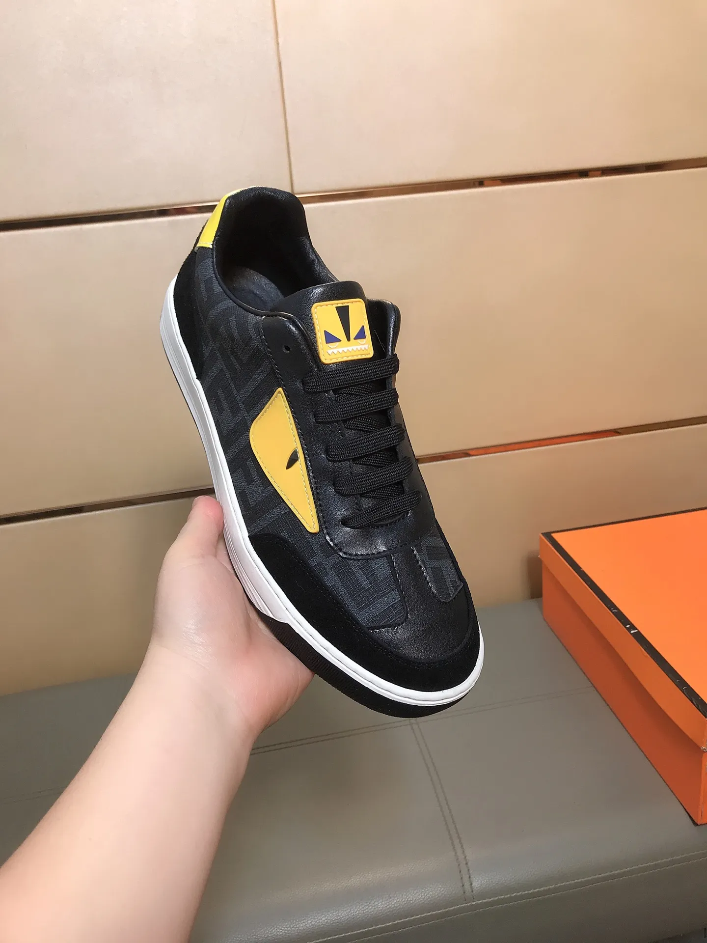 Ex-factory price 400 👟👟💎Fendi [Fendi] men's new high-top casual shoes are on the market 🔥The shoe body is made of brand-specific embossed leather, sheepskin lining, breathable and does not cover the feet! Fashionable casual shoes 🙈Non-slip and wear-resistant outsole👣 Standard size 38-44